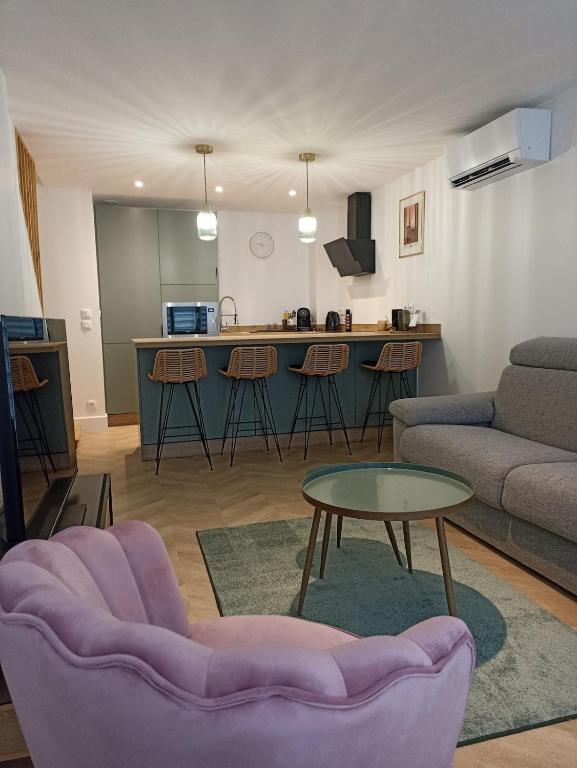 un salon avec un canapé et une table dans l'établissement Appartement Vaux le Vicomte, à Boissettes