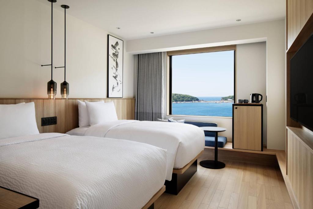 Postel nebo postele na pokoji v ubytování Fairfield by Marriott Wakayama Kumano Kodo Susami