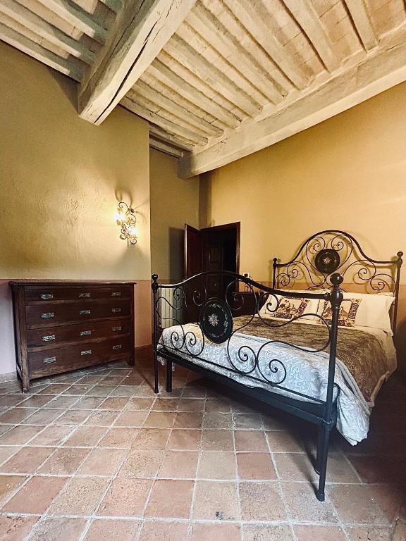 a bedroom with a bed and a dresser at Casa Amiata in Sarteano