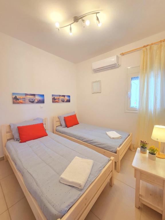 Postel nebo postele na pokoji v ubytování Lakithra Apartments