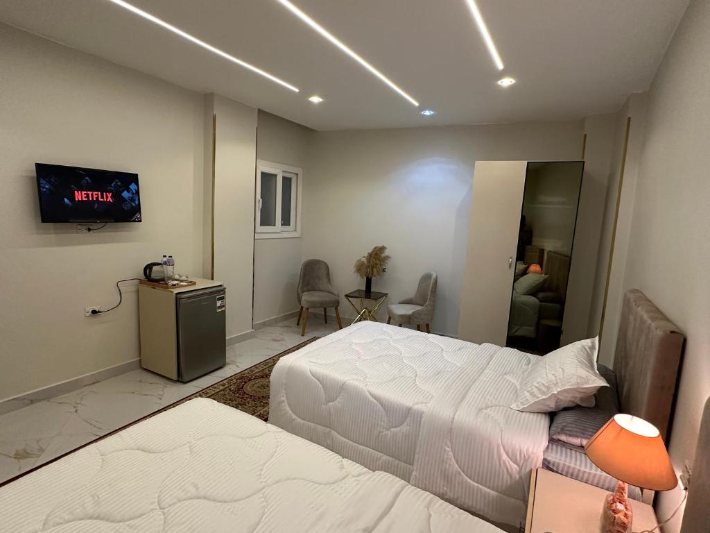 Telewizja i/lub zestaw kina domowego w obiekcie Hapi Pyramids Hotel