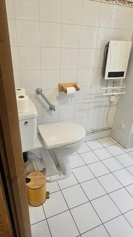 La salle de bains est pourvue de toilettes et de carrelage. dans l'établissement La famille au Ski, aux Houches