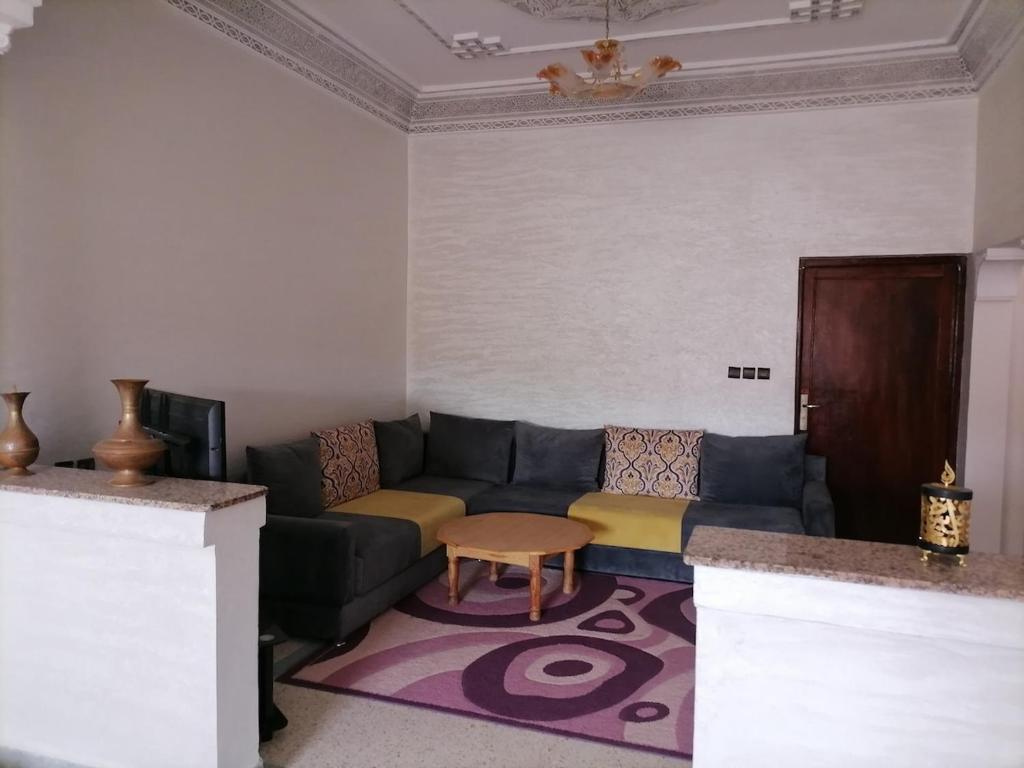 ワルザザートにあるBig flat in ouarzazate city, Moroccoのソファとテーブルのあるリビングルーム