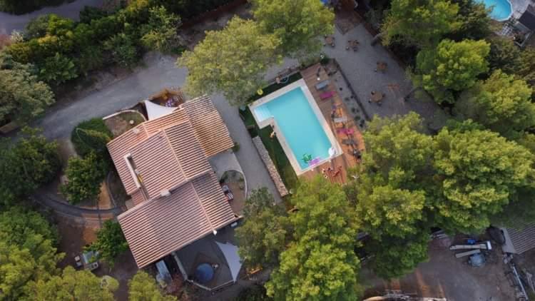 an overhead view of a house with a swimming pool at Appartement jacuzzi privé à 3 minutes cité médiévale in Carcassonne