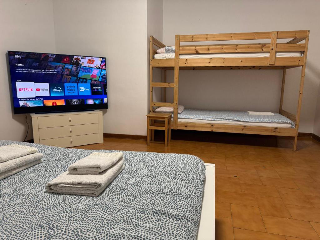 una camera con letto a castello e TV a schermo piatto di Guest House Demma a Roma