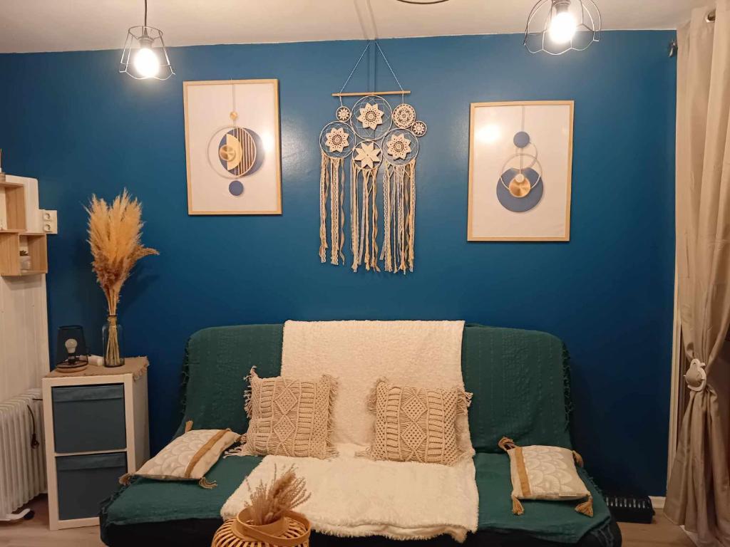 - un salon avec un canapé vert et un mur bleu dans l'établissement Blue Paradise, à Saint-Étienne-en-Dévoluy