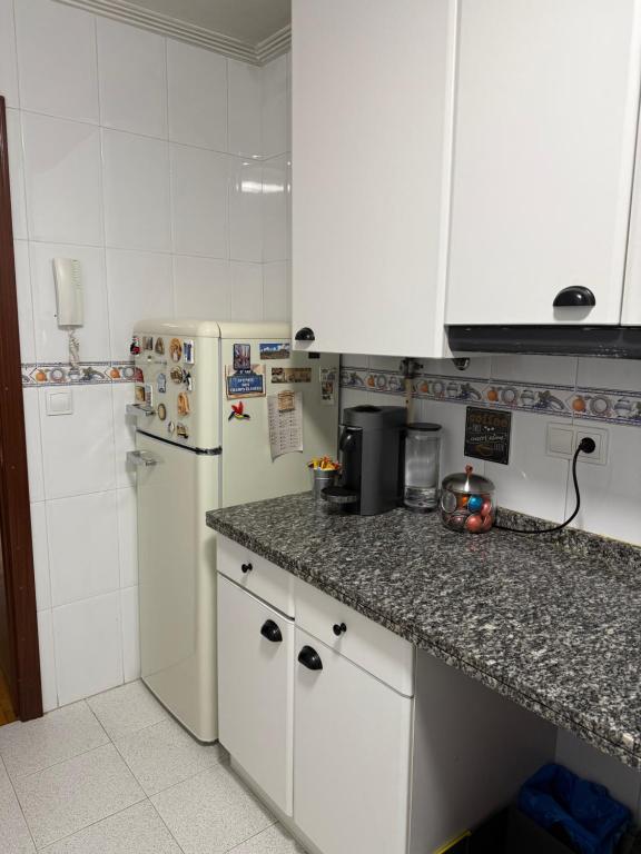 Kuchyň nebo kuchyňský kout v ubytování Dulce y sereno piso en Oviedo