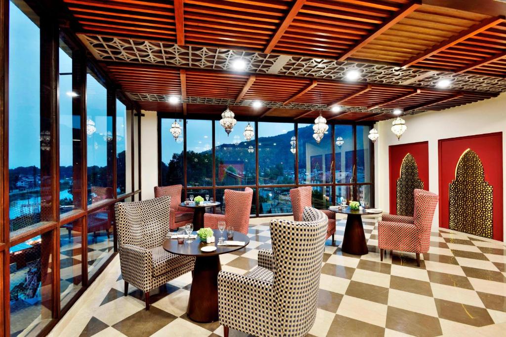 Posezení v ubytování Four Points by Sheraton Srinagar