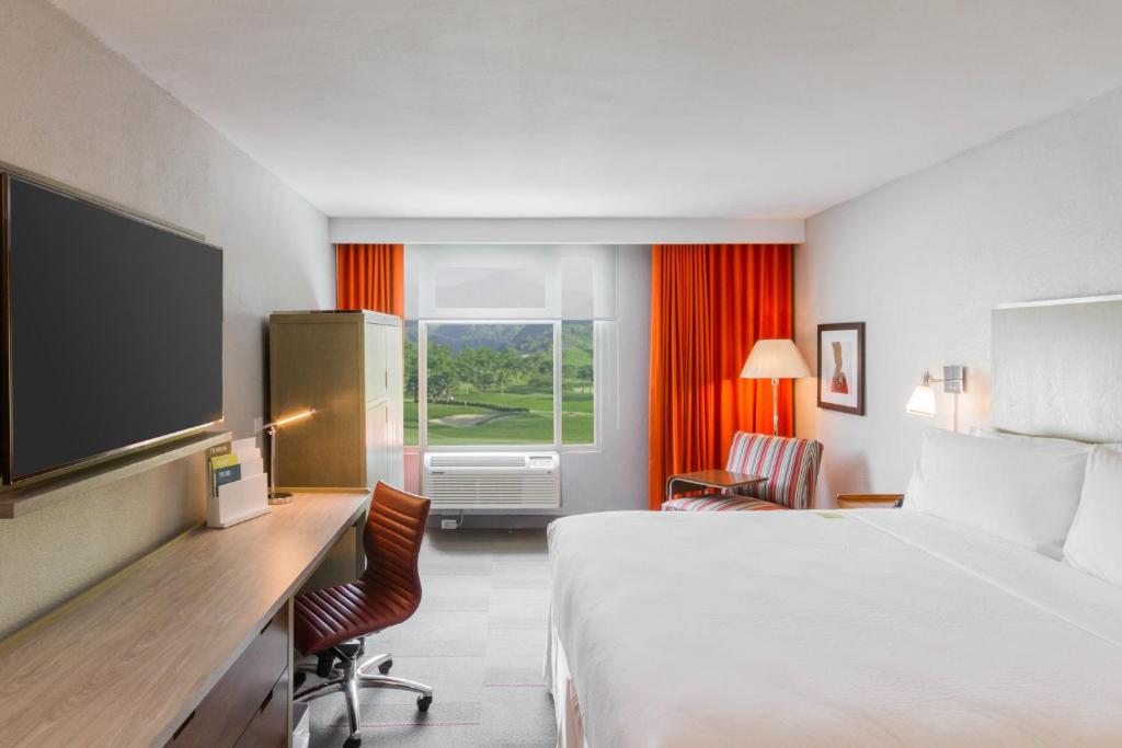 Postel nebo postele na pokoji v ubytování Four Points by Sheraton Caguas Real