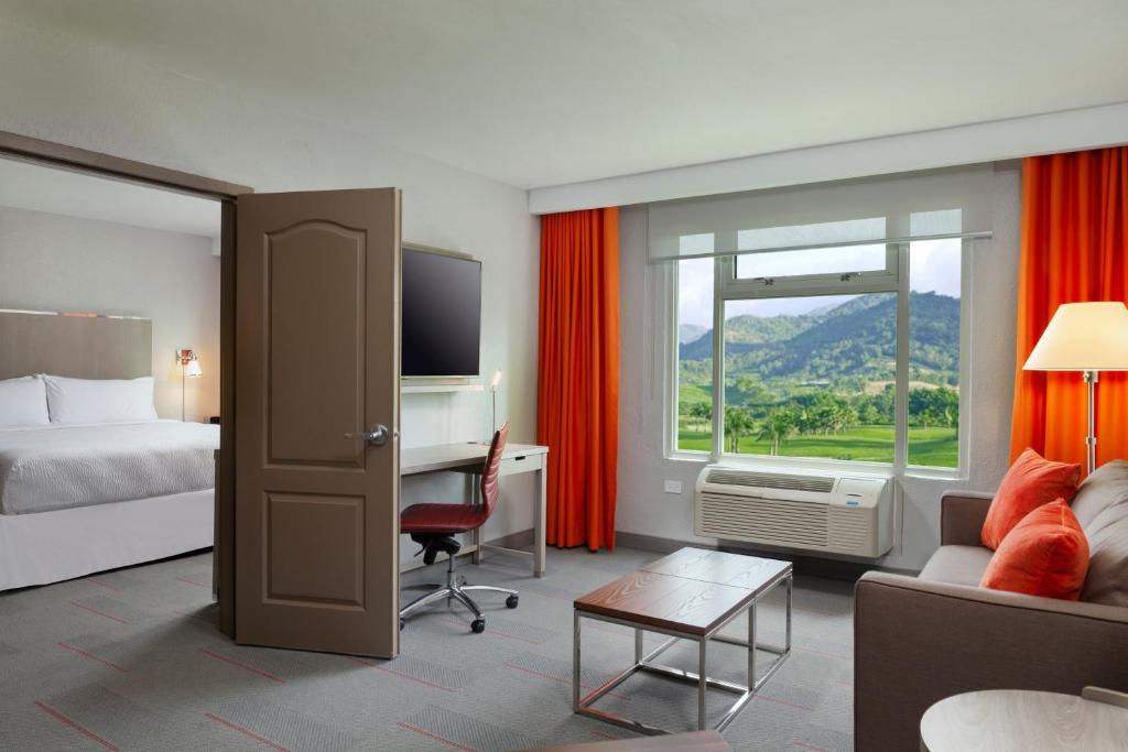 Nespecifikovaný výhled na hory nebo výhled na hory při pohledu z hotelu