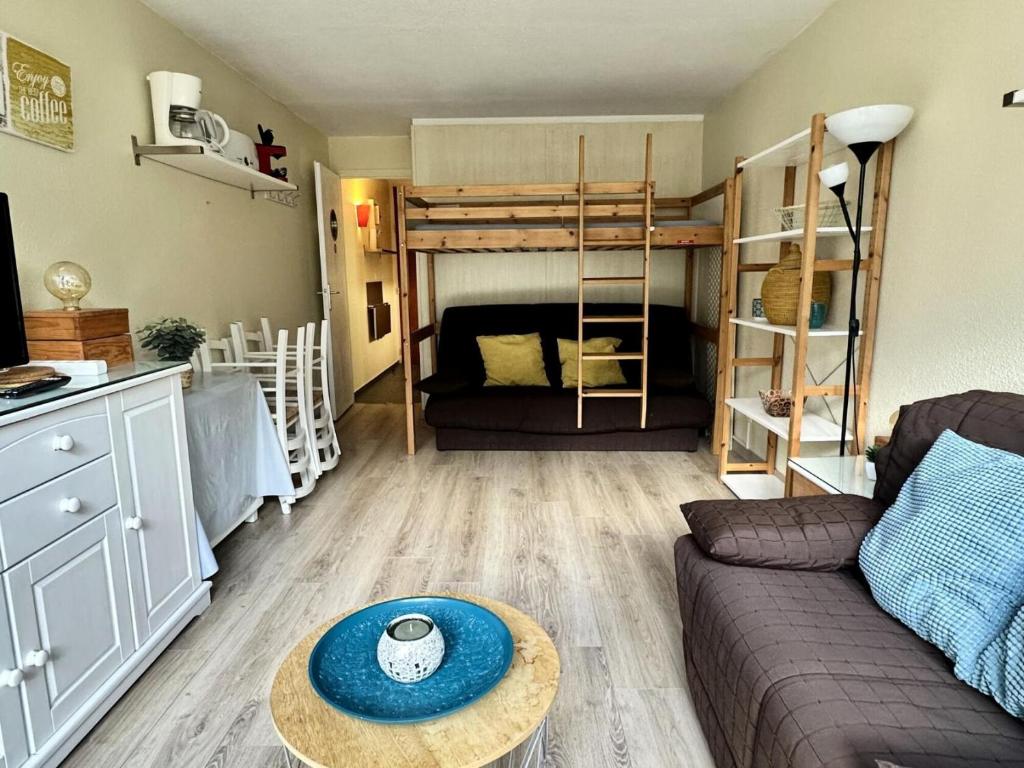 - un salon avec un canapé et des lits superposés dans l'établissement Résidence Le Tourmalet - maeva Home - Studio 5 personnes - Confort MAE-0361, à La Mongie