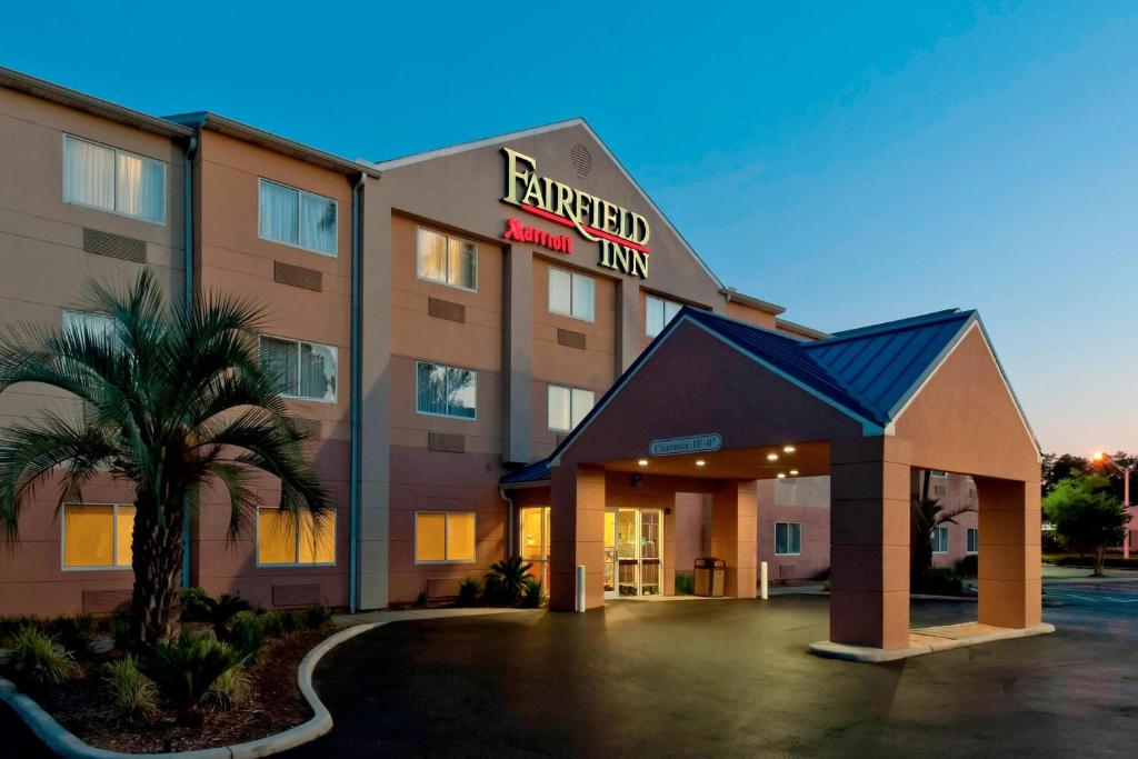 a hotel building with a sign that reads prepared inn at Fairfield Inn Jacksonville Orange Park in Orange Park