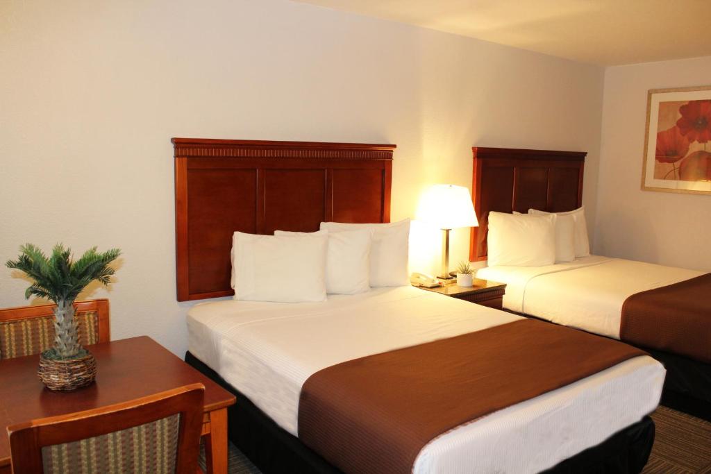 Rodeway Inn tesisinde bir odada yatak veya yataklar