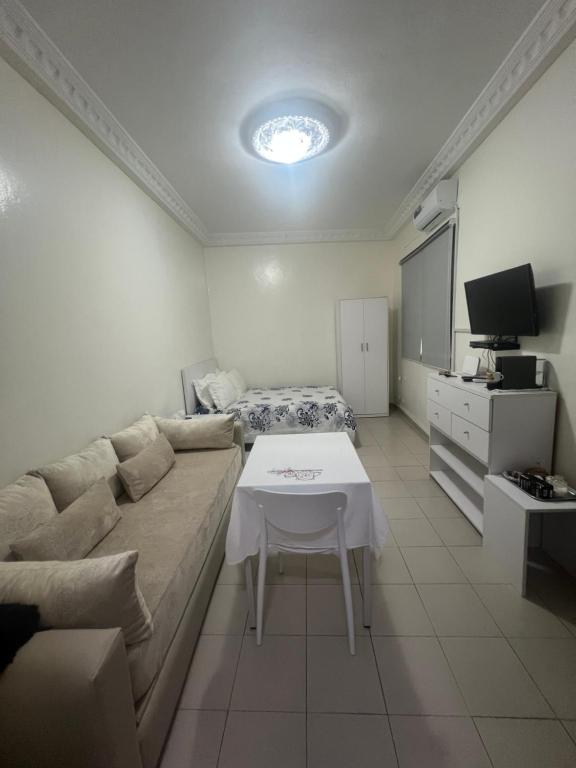 Un televizor și/sau centru de divertisment la Chez Zeina - Studio Centre Ville