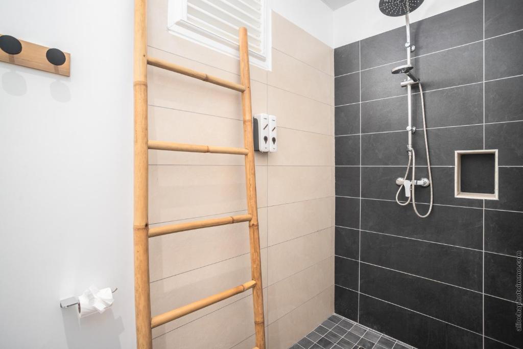 a shower with a wooden ladder in a bathroom at Sublime Villa Piscine - Trésor de la Baie in La Trinité