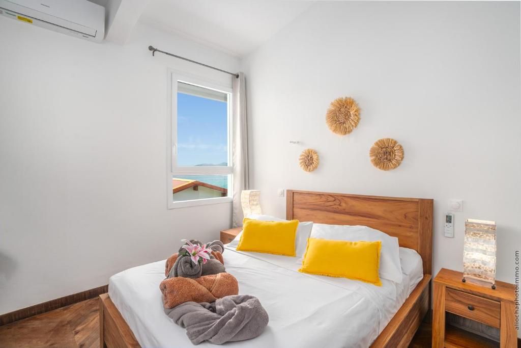 a bedroom with a bed with towels on it at Sublime Villa Piscine - Trésor de la Baie in La Trinité