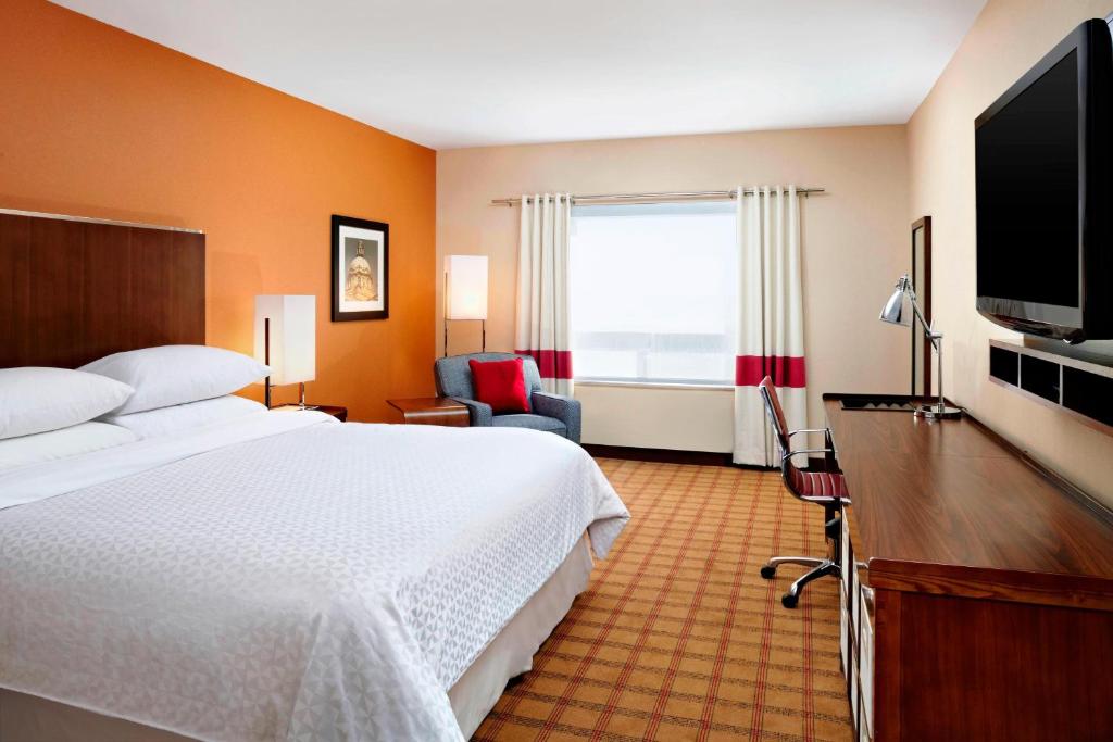 TV a/nebo společenská místnost v ubytování Four Points by Sheraton Edmonton Gateway