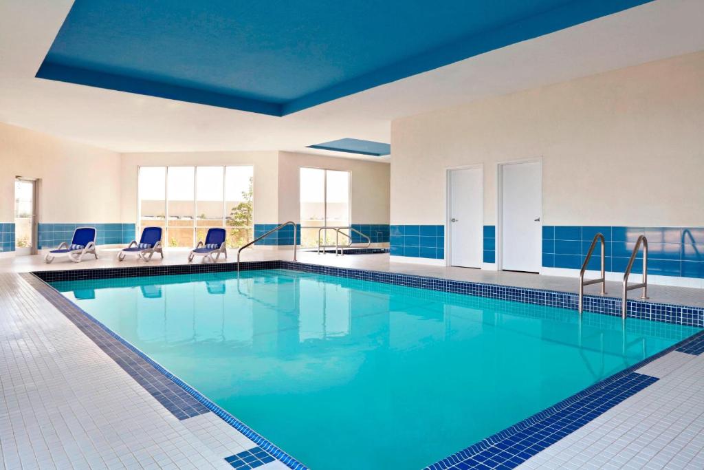 Bazén v ubytování Four Points by Sheraton Edmonton Gateway nebo v jeho okolí