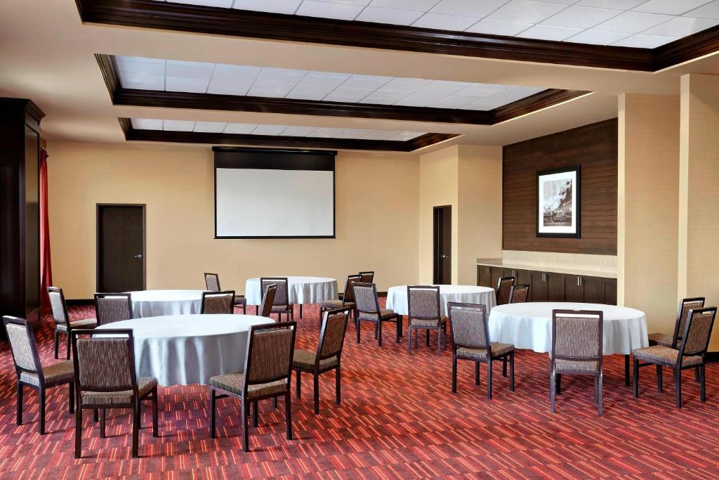 Posezení v ubytování Four Points by Sheraton Edmonton Gateway