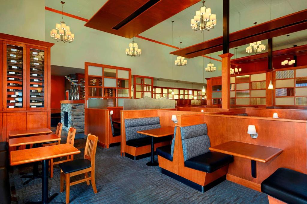 Posezení v ubytování Four Points by Sheraton Edmonton Gateway