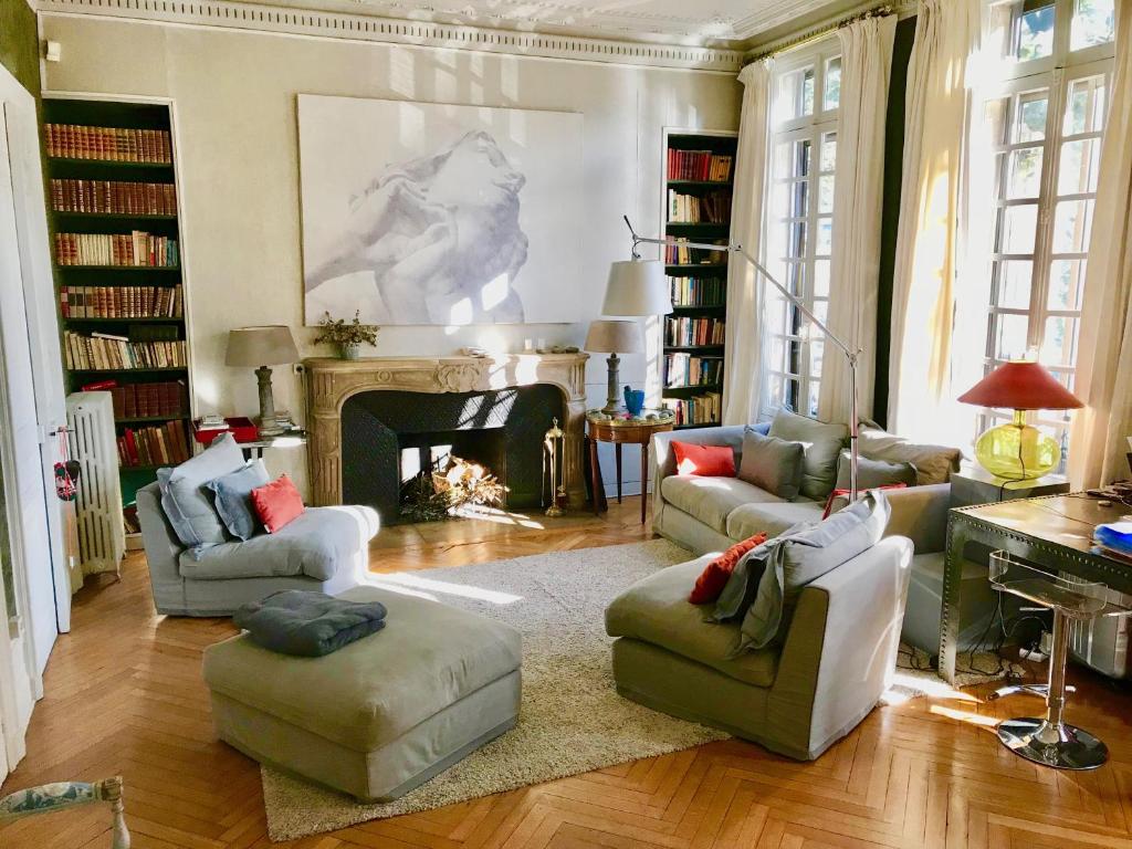 un salon rempli de meubles et d'une cheminée dans l'établissement location appartement 93 M2 plein centre historique, à Rouen