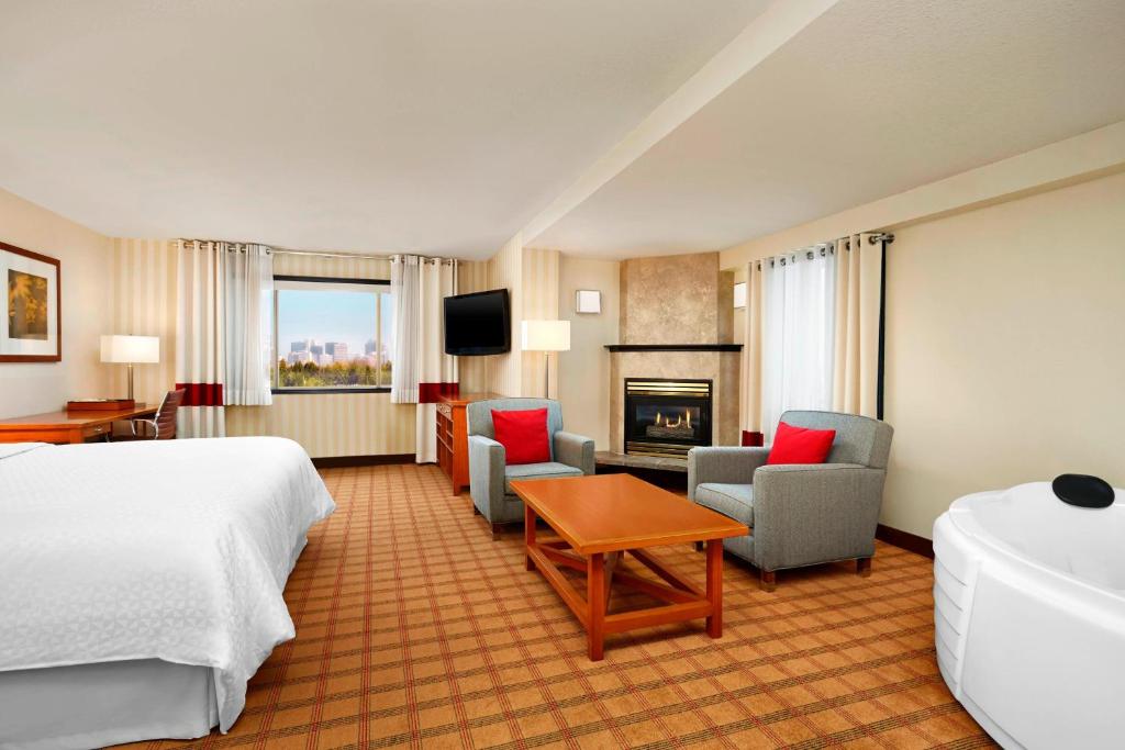 Postel nebo postele na pokoji v ubytování Four Points by Sheraton Edmonton South
