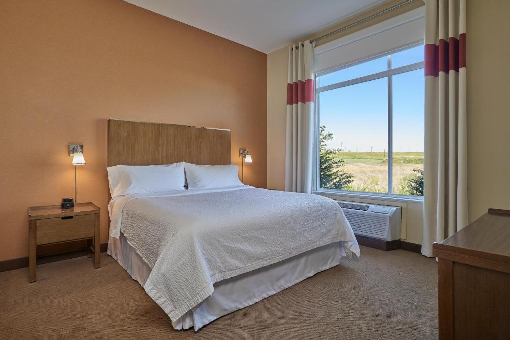 Postel nebo postele na pokoji v ubytování Four Points by Sheraton Sherwood Park