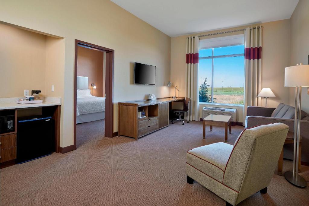 TV a/nebo společenská místnost v ubytování Four Points by Sheraton Sherwood Park
