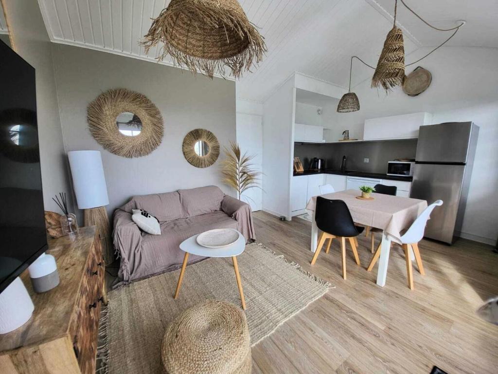 un salon avec un canapé et une table dans l'établissement Résidence Port Bourgenay - maeva Home - Appartement 2 pièces 4 personnes - Exclusive - super Home MAE-5321, à Talmont-Saint-Hilaire