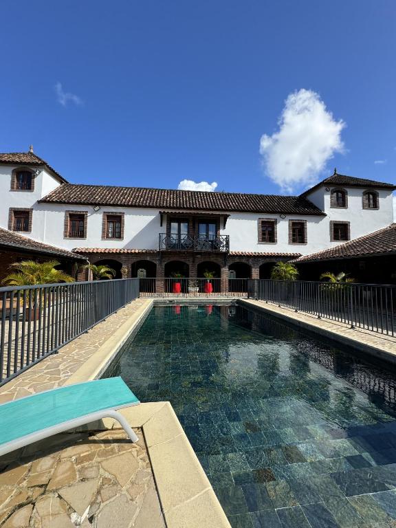 Bazén v ubytování Domaine du Château nebo v jeho okolí