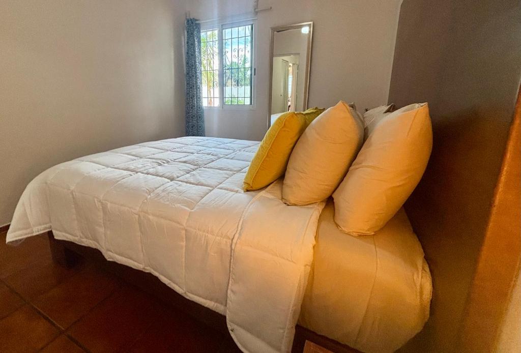 Postel nebo postele na pokoji v ubytování Casa Las Palmas, comfort and privacy