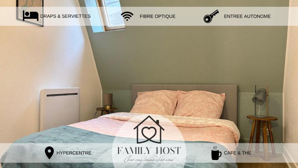 une chambre avec un lit avec une couette dessus dans l'établissement Charlie Brown, à Nevers