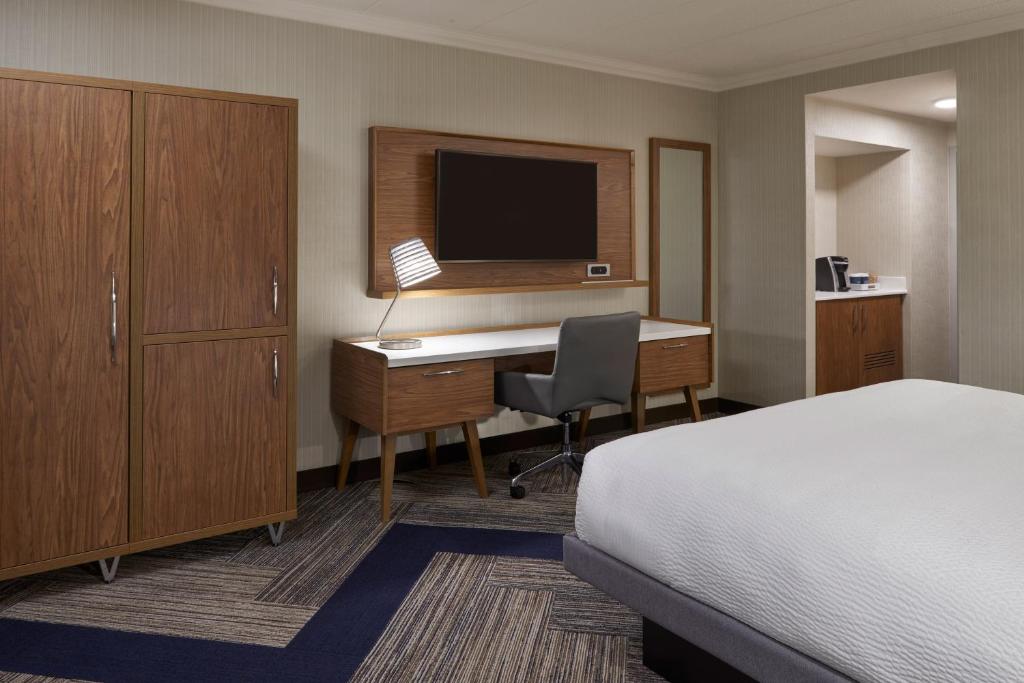 Postel nebo postele na pokoji v ubytování Four Points by Sheraton Windsor Downtown
