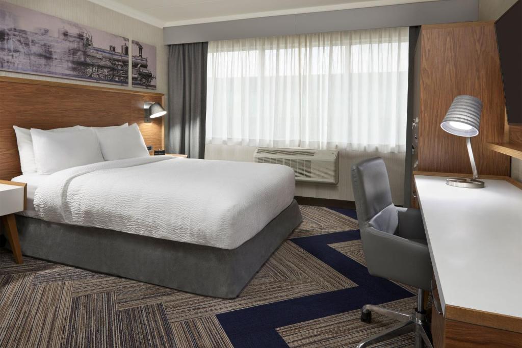 Postel nebo postele na pokoji v ubytování Four Points by Sheraton Windsor Downtown
