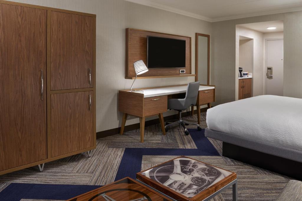 TV a/nebo společenská místnost v ubytování Four Points by Sheraton Windsor Downtown
