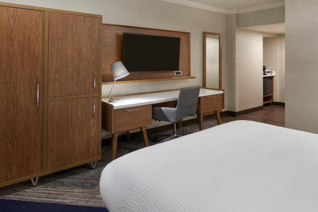 TV a/nebo společenská místnost v ubytování Four Points by Sheraton Windsor Downtown
