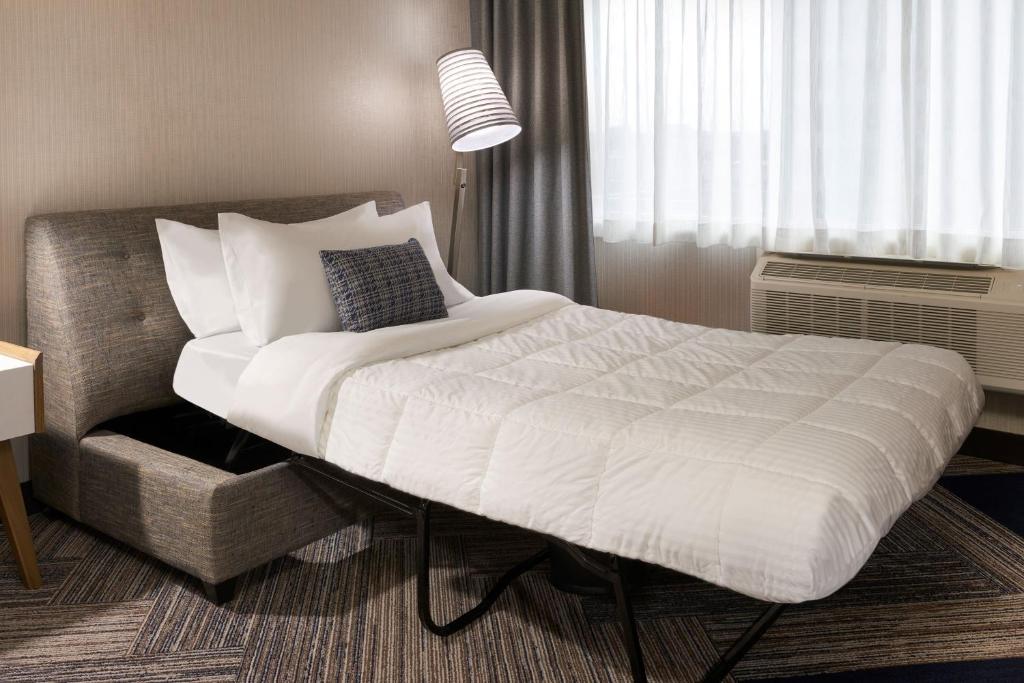 Postel nebo postele na pokoji v ubytování Four Points by Sheraton Windsor Downtown