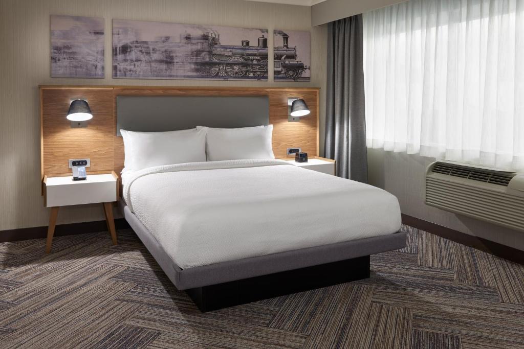 Postel nebo postele na pokoji v ubytování Four Points by Sheraton Windsor Downtown