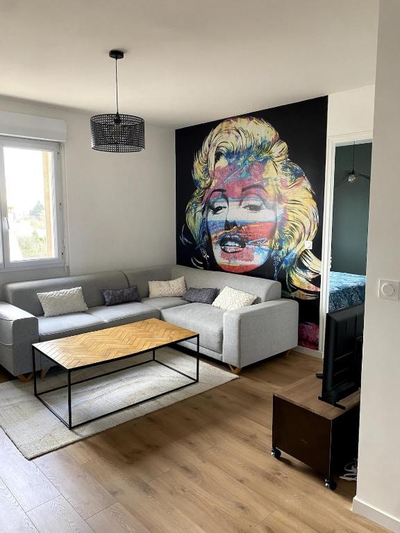 - un salon orné d'une grande peinture murale dans l'établissement Le Marilyn - 2 Bedrooms, à Rennes