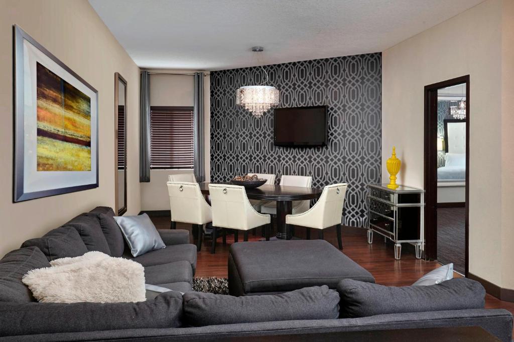 Posezení v ubytování Four Points by Sheraton Hotel & Suites Calgary West