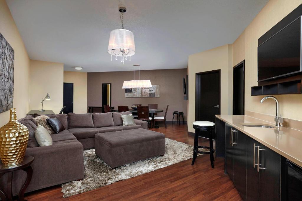 Posezení v ubytování Four Points by Sheraton Hotel & Suites Calgary West