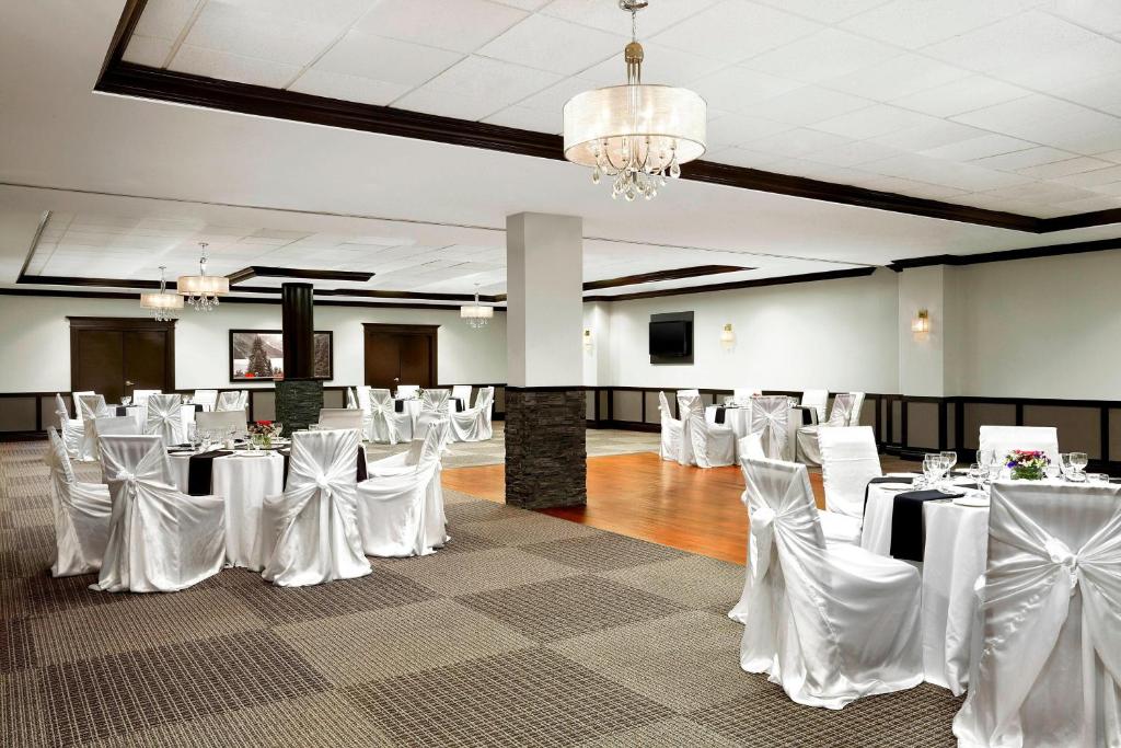 Restaurace v ubytování Four Points by Sheraton Hotel & Suites Calgary West
