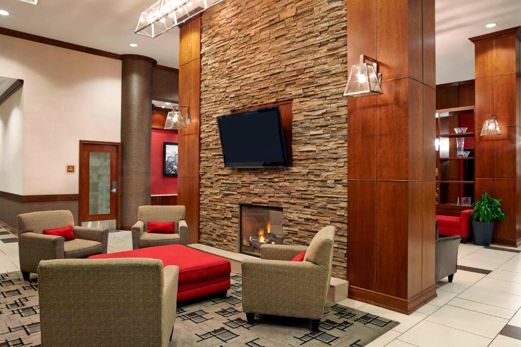 TV a/nebo společenská místnost v ubytování Four Points by Sheraton Calgary Airport