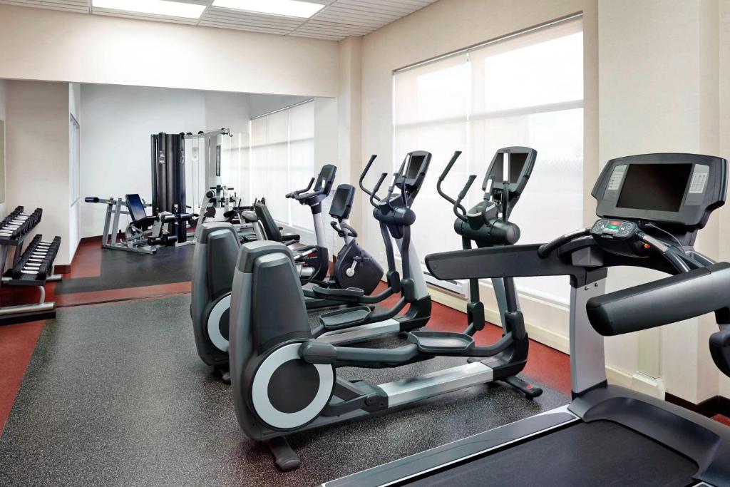 Fitness centrum a/nebo fitness zařízení v ubytování Four Points by Sheraton Calgary Airport