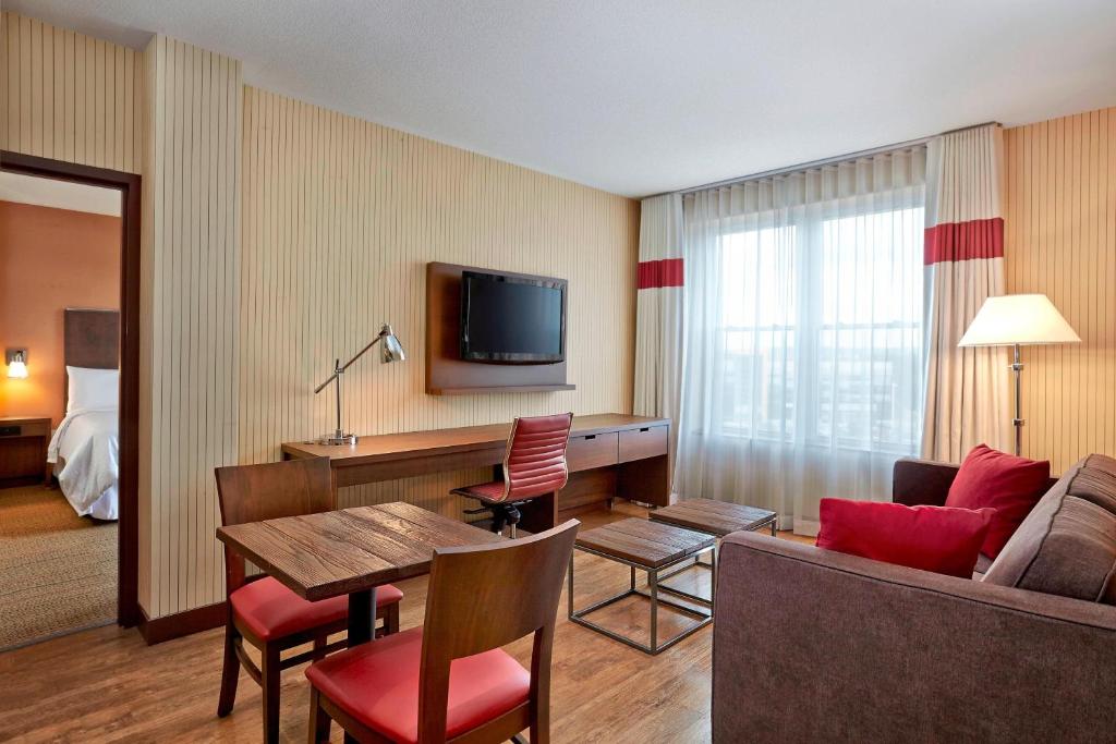 TV a/nebo společenská místnost v ubytování Four Points by Sheraton Moncton