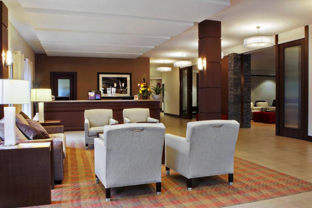 Posezení v ubytování Four Points by Sheraton Winnipeg South