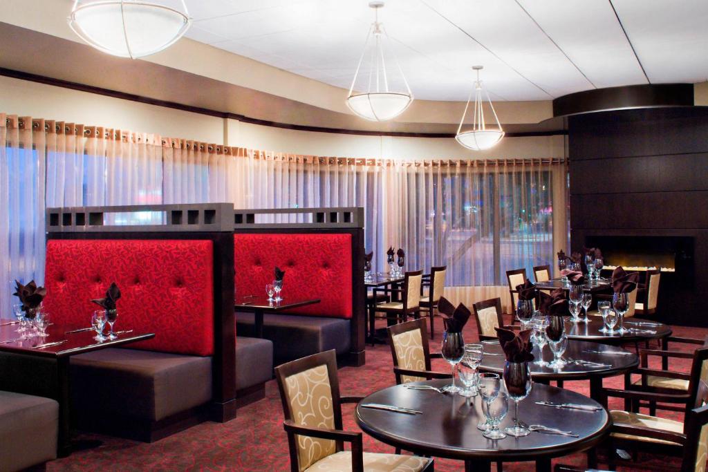 Posezení v ubytování Four Points by Sheraton Winnipeg South