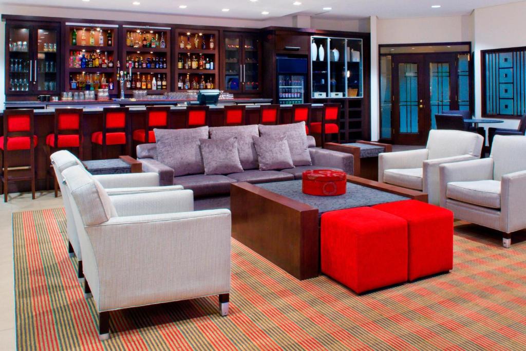 Posezení v ubytování Four Points by Sheraton Winnipeg South