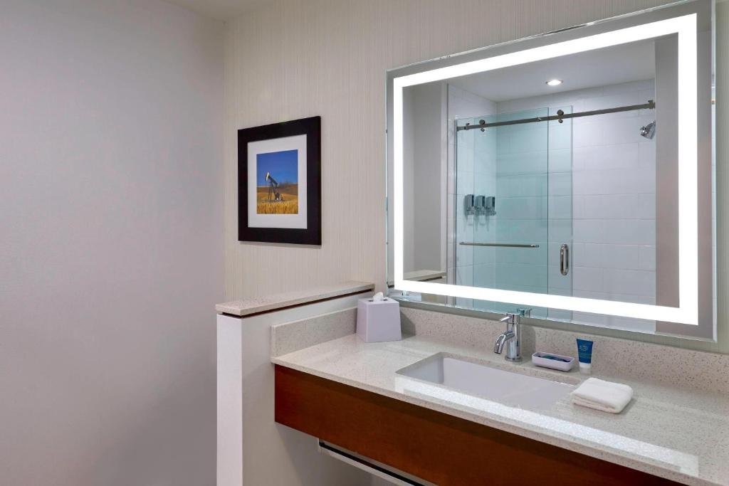 Koupelna v ubytování Four Points by Sheraton Grande Prairie