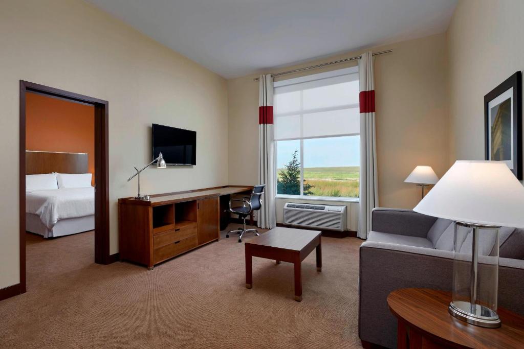 TV a/nebo společenská místnost v ubytování Four Points by Sheraton Grande Prairie